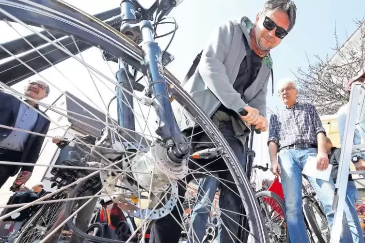 Rund ging es zum Start der Fahrrad-Kampagne von Inspeyered: Roman Wolfert beim Reifencheck.