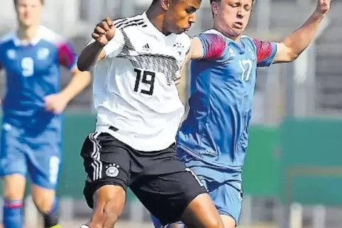 Schoss die U17-Auswahl des DFB zweimal mit 1:0 in Front: Karim-David Adeyemi (links), hier mit Islands Orri Hrafn Kjartansson.