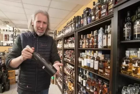 „So eine Whiskyauswahl findet man in der Region sonst nicht“: Davon ist Michael Becker, Inhaber von „The Cottage“, überzeugt.  F
