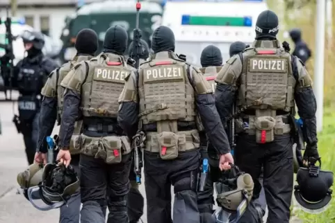 Insgesamt waren elf Menschen festgenommen worden. Symbolfoto: Daniel Bockwoldt/dpa 