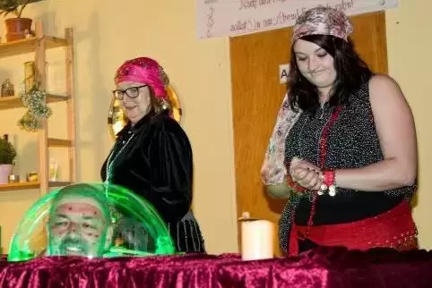 Alles nur Hokuspokus? In der Glaskugel der Wahrsagerinnen Lina (Alina Schneider) und Veronika Schick (Manuela Schneider) erschei