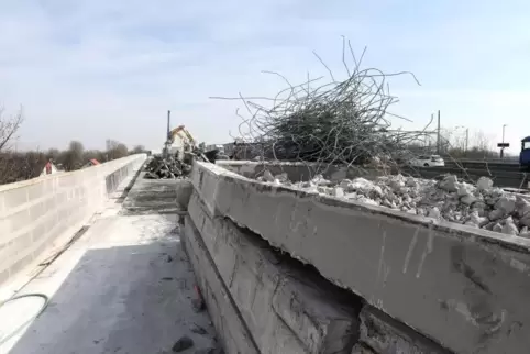 Die Brückenkappen, die Betonarmierung an der Seite der Pfälzer Vorlandbrücke, diezur eigentlichen Brücke führt, werden abgebroch