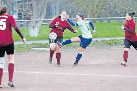 Setzt den Schlusspunkt: Rosanna Reck (grünes Trikot) erzielt das 6:1 für die SG Waldsee/Schifferstadt gegen Leistadt.