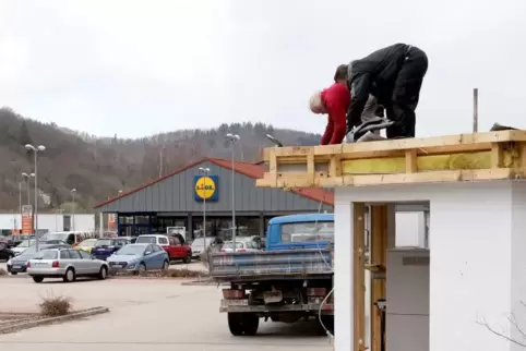 Seit gestern wird der Sparkassen-Pavillion abgerissen. Der Lidl-Markt ist ab 1. April dran.   Foto: Iversen