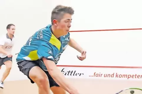 Letztes Heimspiel: Der junge Luxemburger Sean Thrill (vorne) verlor sein Spiel gegen den Wormer Jörg Schorr glatt in drei Sätzen