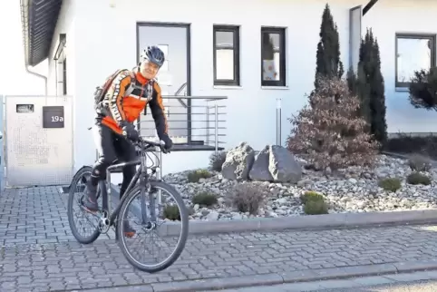 Und los geht’s. Michael Schwesinger aus Rohrbach auf den Weg zur Arbeit. Seit 25 Jahren radelt er die 17 Kilometer, seit 2005 tä