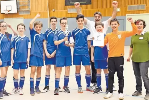 Das Team aus Wachenheim freut sich mit Trainer Nick Vangheluwe und Petra Ludwig über den Sieg und den Wanderpokal.