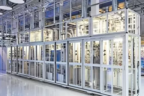 Blick in das ultramodene Technikum der BASF.