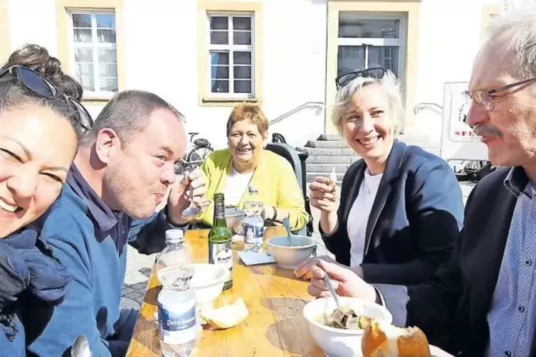 Lassen sich den Eintopf munden (von links): Howard Biery und Gattin, Brigitte Mitsch, OB Stefanie Seiler und ihr Vater Wolfgang.