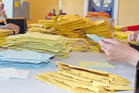 Eine lange Nacht steht den Helfern bei der Kommunalwahl bevor. Die Briefwahl wird zuletzt ausgezählt. Unser Bild entstand bei de