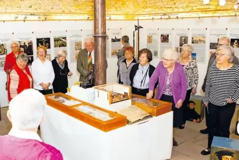 Die Schüler des Bockenheimer Jahrgangs 1939 in der Ausstellung des Blauen Rathauses in Bockenheim.