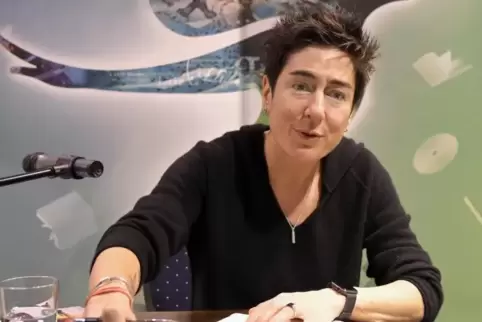 Engagiert für Zivilcourage und Herzensbildung: Dunja Hayali, hier Signieren von Exemplaren ihre Buchs.  Foto: KUNZ