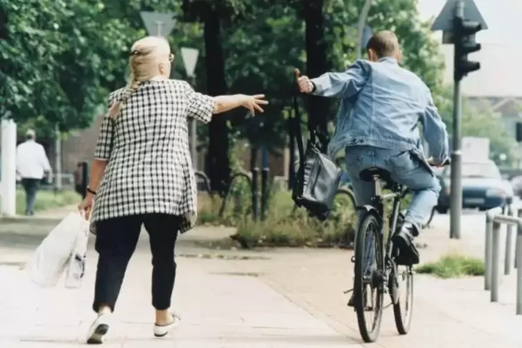 So wie auf diesem Symbolfoto konnte die Frau den Dieb auf dem Fahrrad verfolgen und einholen. Archivfoto: Keystone 