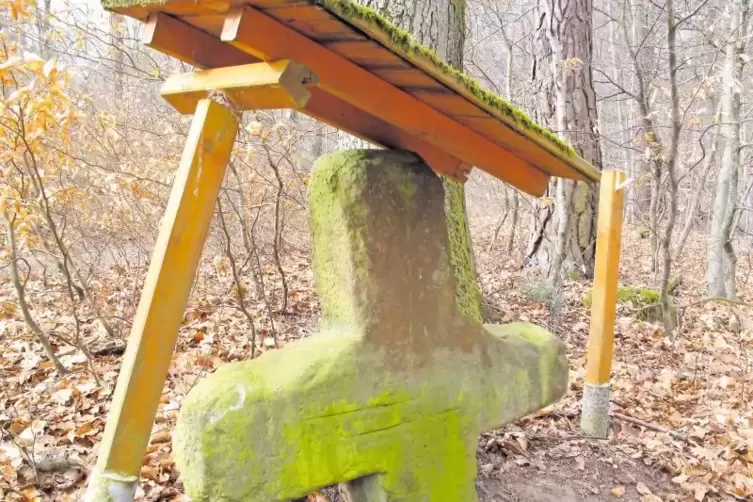 Desolater Zustand: Die vor rund zehn Jahren errichteten Holzdächer, die die Steinkreuze wohl vor herabfallenden Ästen schützen s