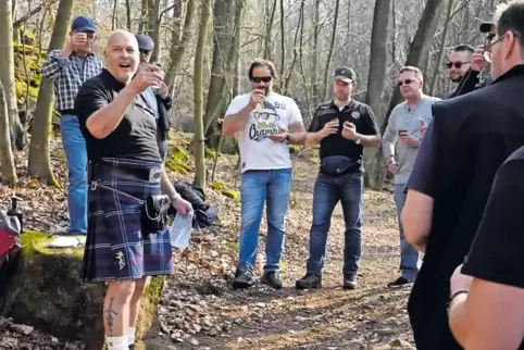 Stilecht im Kilt: Wanderführer Thomas Schulze mit Teilnehmern der Whisky-Genuss-Wanderung am Samstag.