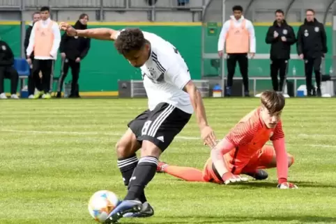Dicke Chance für Karim Adeyemi, der Torwart Klemen Hvalic überspielt hat, aber doch nicht trifft. Foto: BUCHHOLZ
