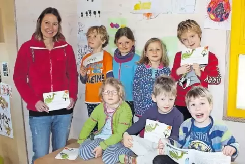 Iris Buchenau und ihre Nachwuchsschriftsteller: (hinten, v. l.) Noah, Henni, Anna, Julian sowie (vorne, v. l.) Clara, Finjan, Ph