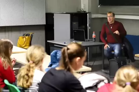 Christoph Rickels erzählt seine Geschichte Wörther Schülern.  Foto: Iversen