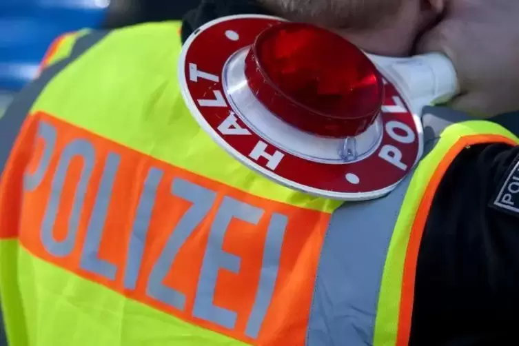 Die Polizei Grünstadt sucht Zeugen: Am Verladeplatz soll ein Autofahrer am Dienstag gegen 14 Uhr einen Hund an eine Anhängerkupp