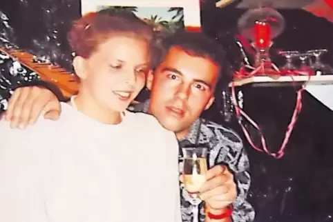 Frank Ritzhaupt mit einer Freundin in seinem Partyraum. Hier hat er viele Fest gefeiert.