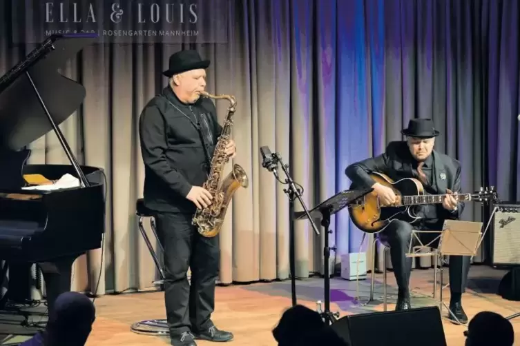 Zwei, die sich blind verstehen: Saxophonist Tony Lakatos und Gitarrist Marcus Armani.