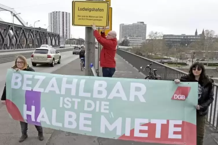 Öffentlichkeitswirksamer Protest am Dienstagnachmittag auf der Konrad-Adenauer-Brücke. Foto: KUNZ