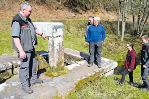 Geschichte erlebbar machen: Gunter Wahl (links) erklärt den Teilnehmern einer Exkursion durch das Leinbachtal die Funktion einer