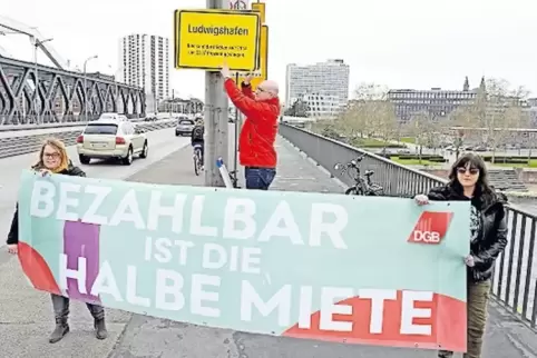 Öffentlichkeitswirksamer Protest auf der Konrad-Adenauer-Brücke.