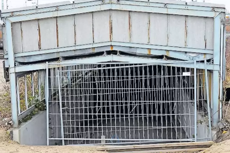 Noch keine &Ouml;ffnung in Sicht: Gitter am Posttunnel-Eingang.