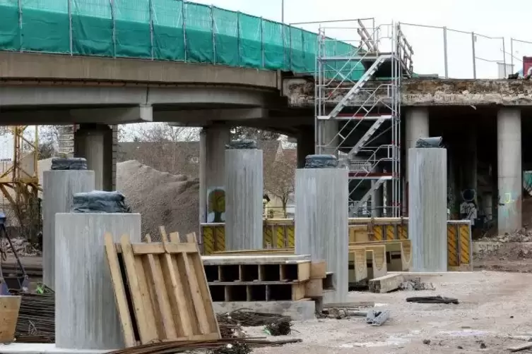 Die neuen Brückenpfeiler sind schon betoniert.  Foto: Iversen