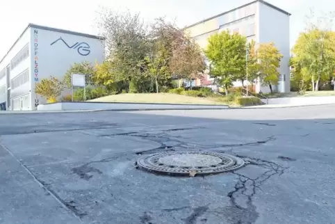 Dringend sanierungsbedürftig ist die Dr.-Heinrich-von-Brunck-Straße in Kirchheimbolanden. Im Hintergrund ist das Nordpfalzgymnas