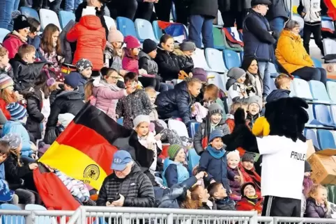 Animation am Spielfeldrand: DFB-Maskottchen Paule feierte gestern auf der Haupttribüne des städtischen Stadions in Pirmasens mit
