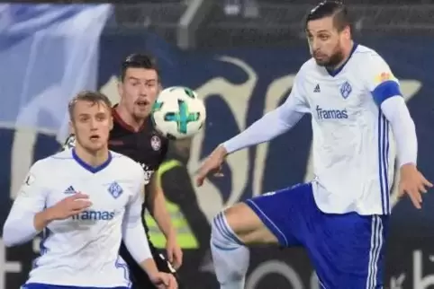 Muss vorerst passen: Marco Steil (rechts). Das Bild zeigt den FKP-Kapitän beim DFB-Pokalspiel gegen den FCK. Links Manuel Grünna