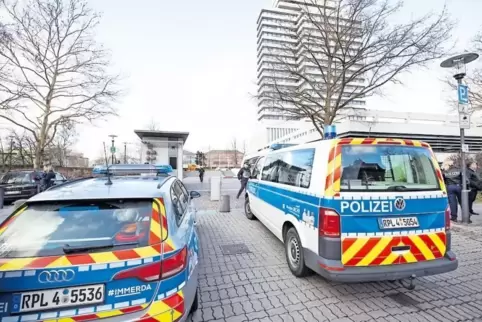 Bombendrohung in Kaiserslautern: Etwa 1000 Menschen mussten den Rathaus-Turm und zwei Nebengebäude verlassen.