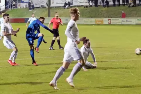 Der Einzige Blaue: Und dennoch erzielt Eric Veth das 1:0. Foto: Lenz
