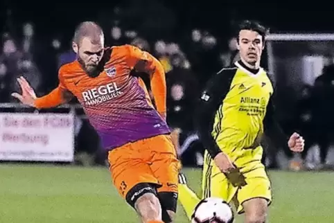 Zum Glück nicht Dudenhofen: Speyers Marc-David Thau (links) im Dezember in der Verbandsliga im Spiel gegen Daniel Eppel von eben