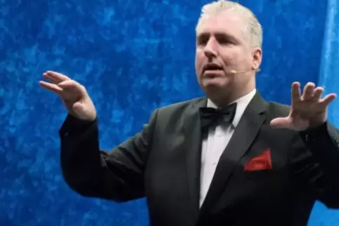 Von banalen Alltagsgeschichten bis zur politischen Satire: Improvisationstalent Ramon Chormann begeisterte in der Königslandhall