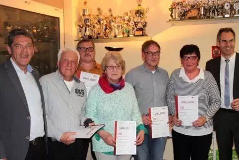 Ortsbürgermeister Karl Schäfer (links) und Landrat Dietmar Seefeldt (rechts) mit den Geehrten (von links) Hans-Joachim Reis, Wal