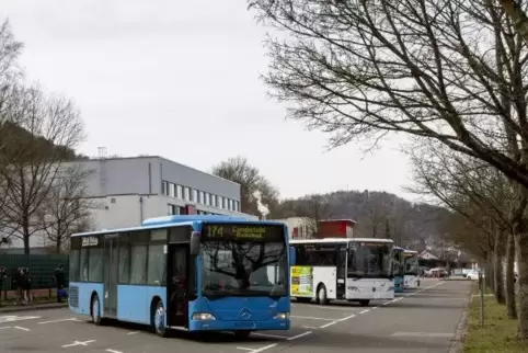 Bis 14 Uhr gilt auf dem Gelände vor der Schule Parkverbot. Nur Busse dürfen in dieser Zeit dort verkehren.   Foto: VIEW