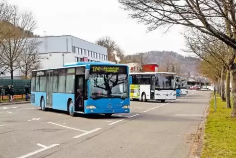 Bis 14 Uhr gilt auf dem Gelände vor der Schule in Landstuhl Parkverbot. Nur Busse dürfen in dieser Zeit dort verkehren.