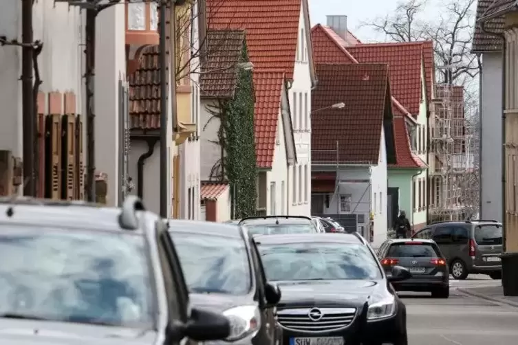Parkende Autos in der Nu&szlig;dorfer Ortsdurchfahrt machten das Passieren der Busse unm&ouml;glich.  Foto: Iversen