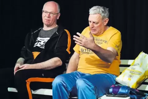 Bei der Kur zeigen sich die Klassenunterschiede: Martin Rassau (links) ist „privat“, Bernhard Ottinger nur „Kasse“. Die Zipperle