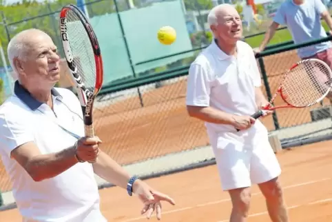 Der TC Deidesheim zählt über 320 Mitglieder. Unser Bild zeigt Hajo Plötz und Alexander Kurucz bei einem Doppelturnier im Jahr 20