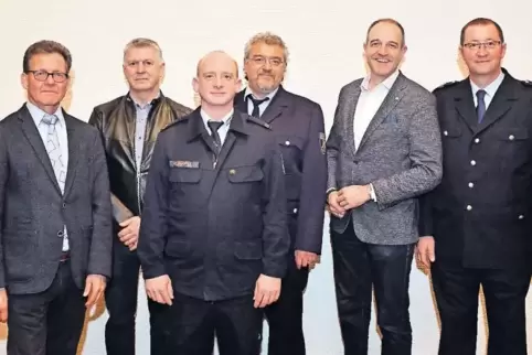 Verbandsbürgermeister Peter Lubenau mit Bernd Rheinwald, Marc Huber, Ibrahim Özteke und dem Kreisbeigeordneten Sven Hoffmann und