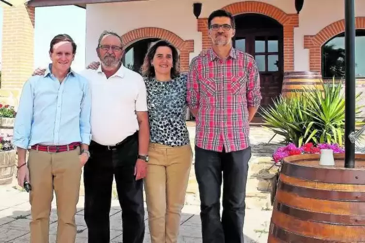 Die Weinmacher aus Toledo (von links) vor dem Weingut: Javier Alario, Valentin Pinuaga, Esther Pinuaga, Angel Orete.