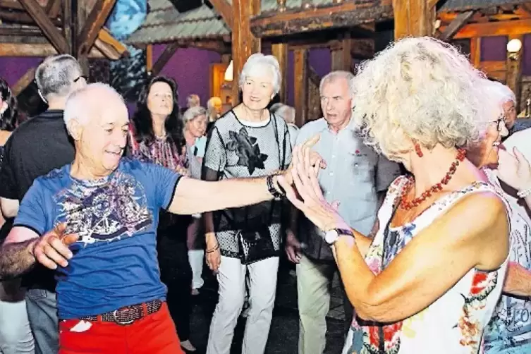 Gut drauf: G&auml;ste bei der Senioren-Disco-Premiere im Mai 2018.