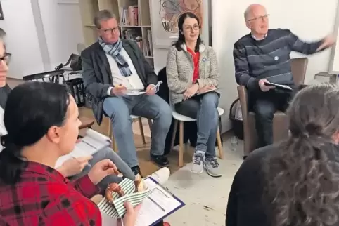 Ein Teil des „Parlaments“: Siegbert Brand (hinten, rechts) hat die Gruppe als Moderator im Griff.