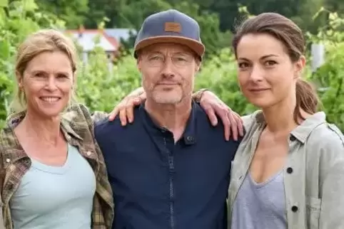 Drehen dann doch wieder in der Vorderpfalz (von links): Leslie Malton, Regisseur Tomy Wigand und Henriette Richter-Röhl. Foto: ©