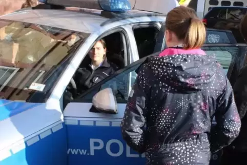 Polizistin Corinna Schwall stellt mit den 13- bis 17-Jährigen unter anderem einen Verkehrsunfall nach.  Foto: Polizei/frei
