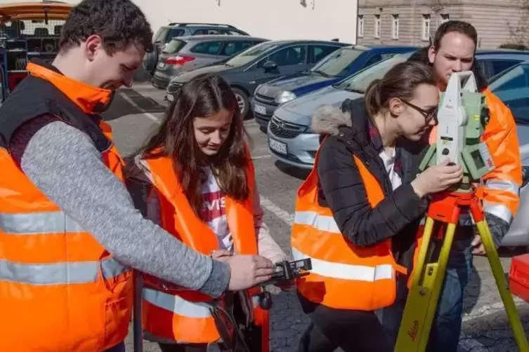 Alina Bitsch (links), Sch&uuml;lerin der Realschule plus in Altenglan, und Lea Stretz von der Grund- und Realschule plus in Vinningen